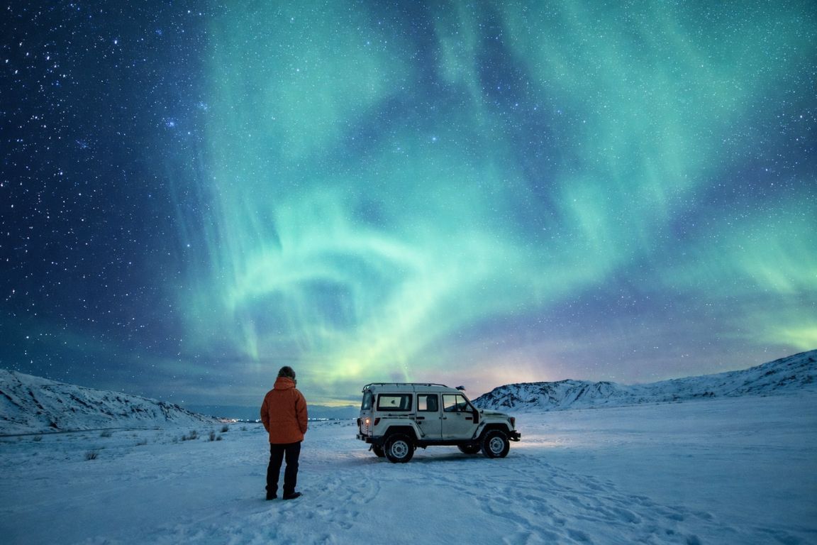 在挪威北部的极光预报地点拍摄的照片,摄于 Tromso Norway Tours 的极光导览之旅中,明亮的北极光照亮了冬季景观