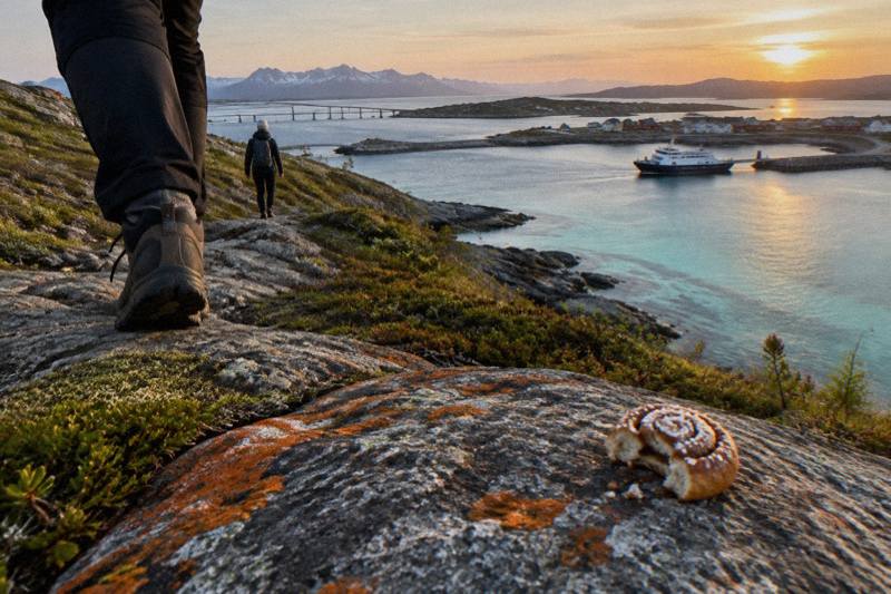 Tromsø: The Blue Lake Guided Hike with Snacks & Ferry Ride